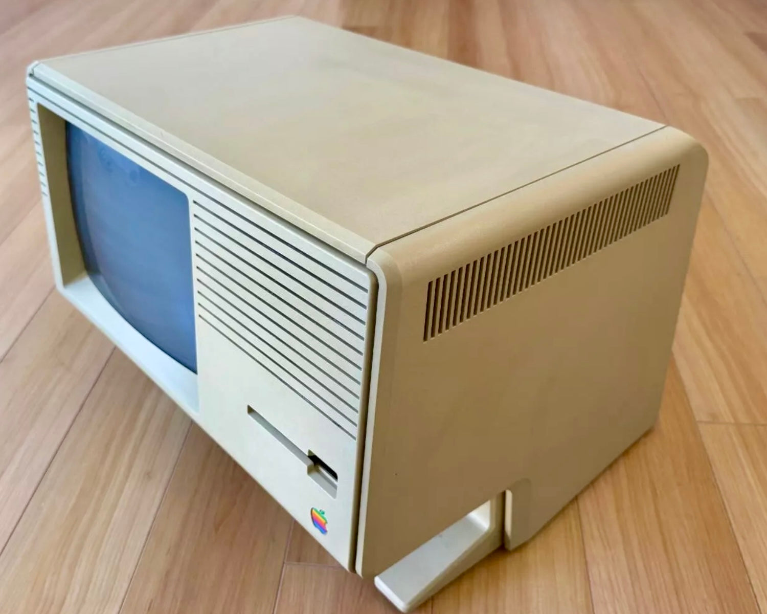 LISA 2/5 Computer w/ Accessories, by Apple Inc.