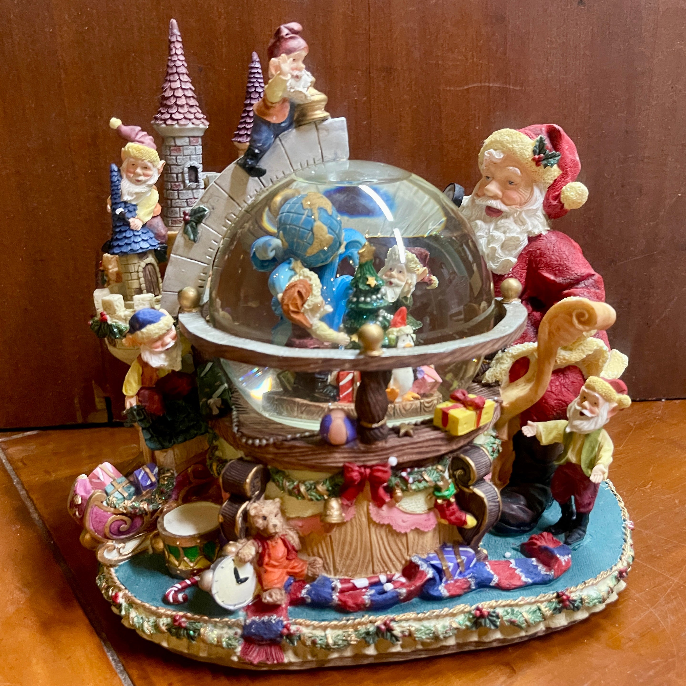 Collector’s Edition Musical Waterglobe; Grandeur Noel, 2001